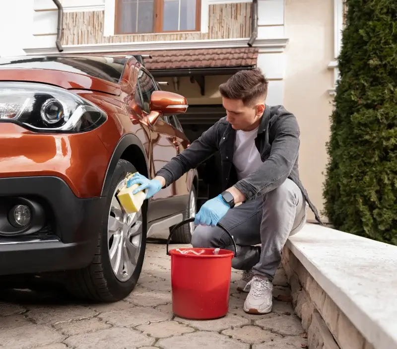Lavage auto à domicile Enchastrayes : professionnel intervenant sur un véhicule